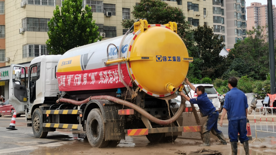 PG电子平台吸污车驰援郑州特大暴雨