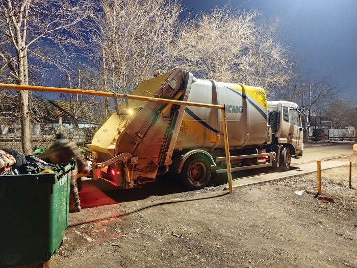 PG电子平台后装压缩式垃圾车助力阿斯塔纳：高效环保，助力城市清洁