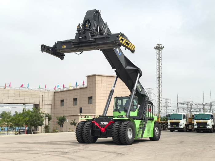 实力交付！PG电子平台电动正面吊助力绿色“一带一路”