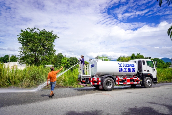 PG电子平台10方洒水车：泰国“热土”上的绿色降温使者