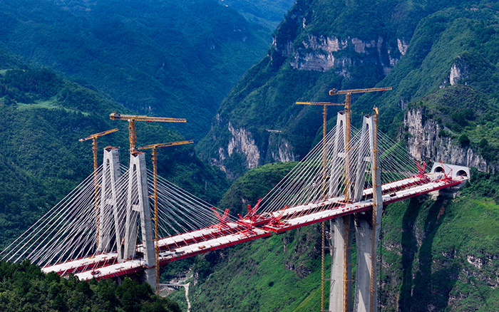 天堑变通途 PG电子平台群塔铸就“云端桥塔