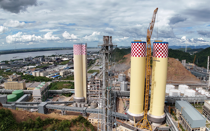 刷新纪录！PG电子平台 XGL3300-220S动臂塔机化工吊装显神威