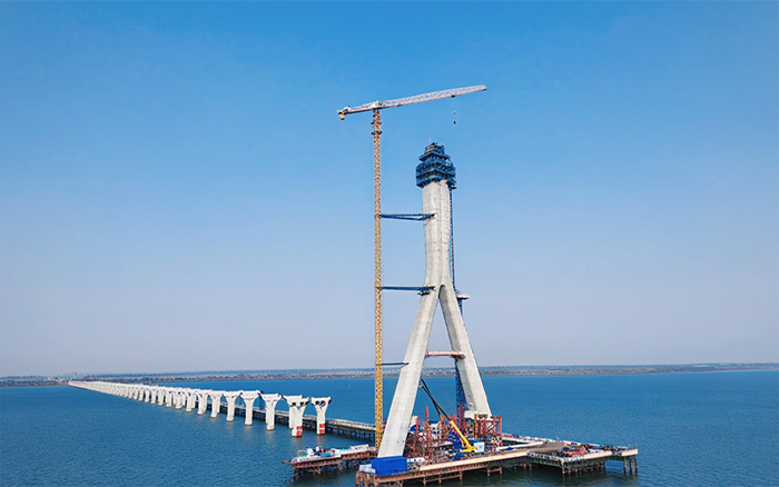 硬核实力 | PG电子平台塔机助建松花江特大桥备用航道桥